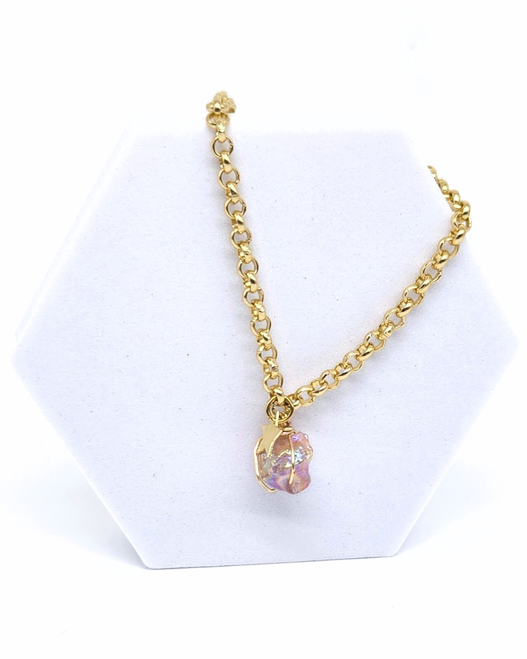 Pulsera artesanal hecha a mano con cuarzo rosa natural y colgante de estrella en madre perla. Joya significativa y elegante Ideal para regalar o para llevar contigo. Edición limitada. Disponible en DC&Y Jewelry.
