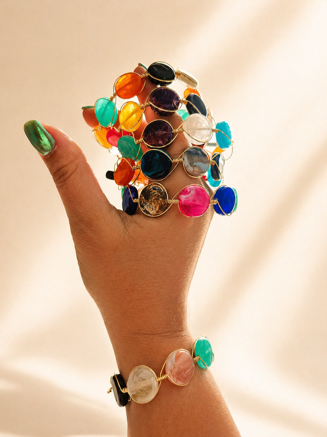 Pulsera summer colorful hecha a mano en alambre dorado con piedras acrílicas de colores vibrantes.