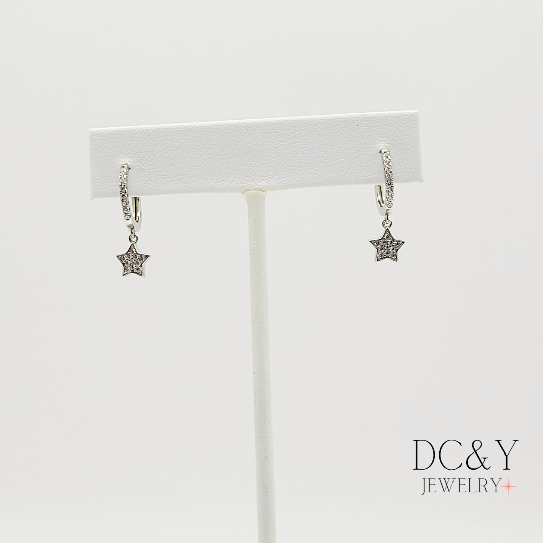 Pantallas de aro en plata 925 con estrella decorada en zirconia cúbica. Livianas, elegantes y libres de níquel. Perfectas para uso diario. DC&Y Jewelry.