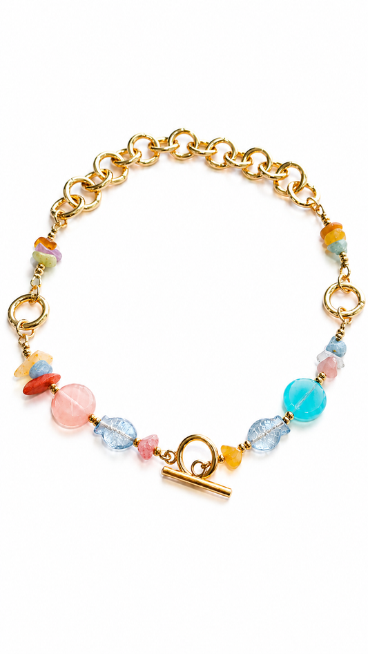 Collar diseñado y creado a mano combinando colores y elementos de verano con un toque elegante de cadena dorado y cierre al frente para mayor comodidad. Ideal para uso diario o nocturno.