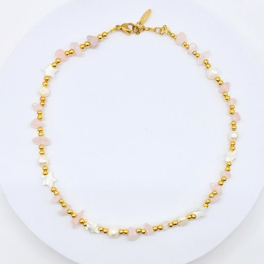 Collar artesanal con cuarzo rosa, perla y acero inoxidable dorado. Hecho a mano en Puerto Rico. Elegante, versátil y de edición limitada. Una pieza delicada y femenina. Su diseño atemporal y liviano lo convierte en un esencial de tu colección.