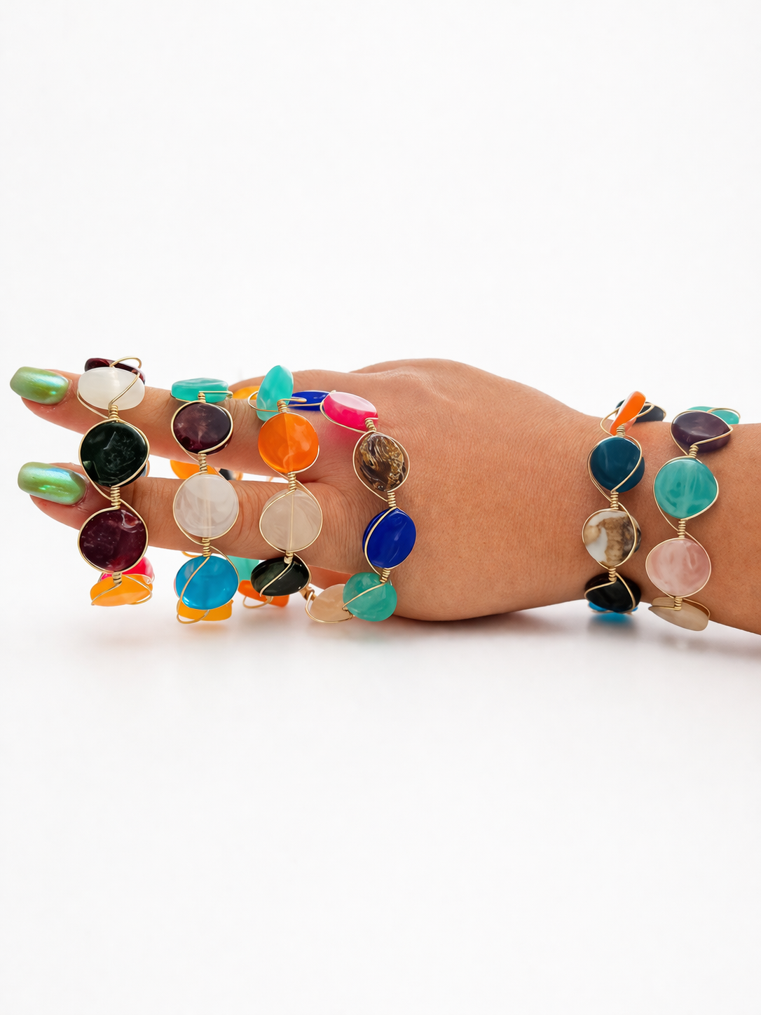 Pulsera hecha a mano de colores en alambre dorado para verano