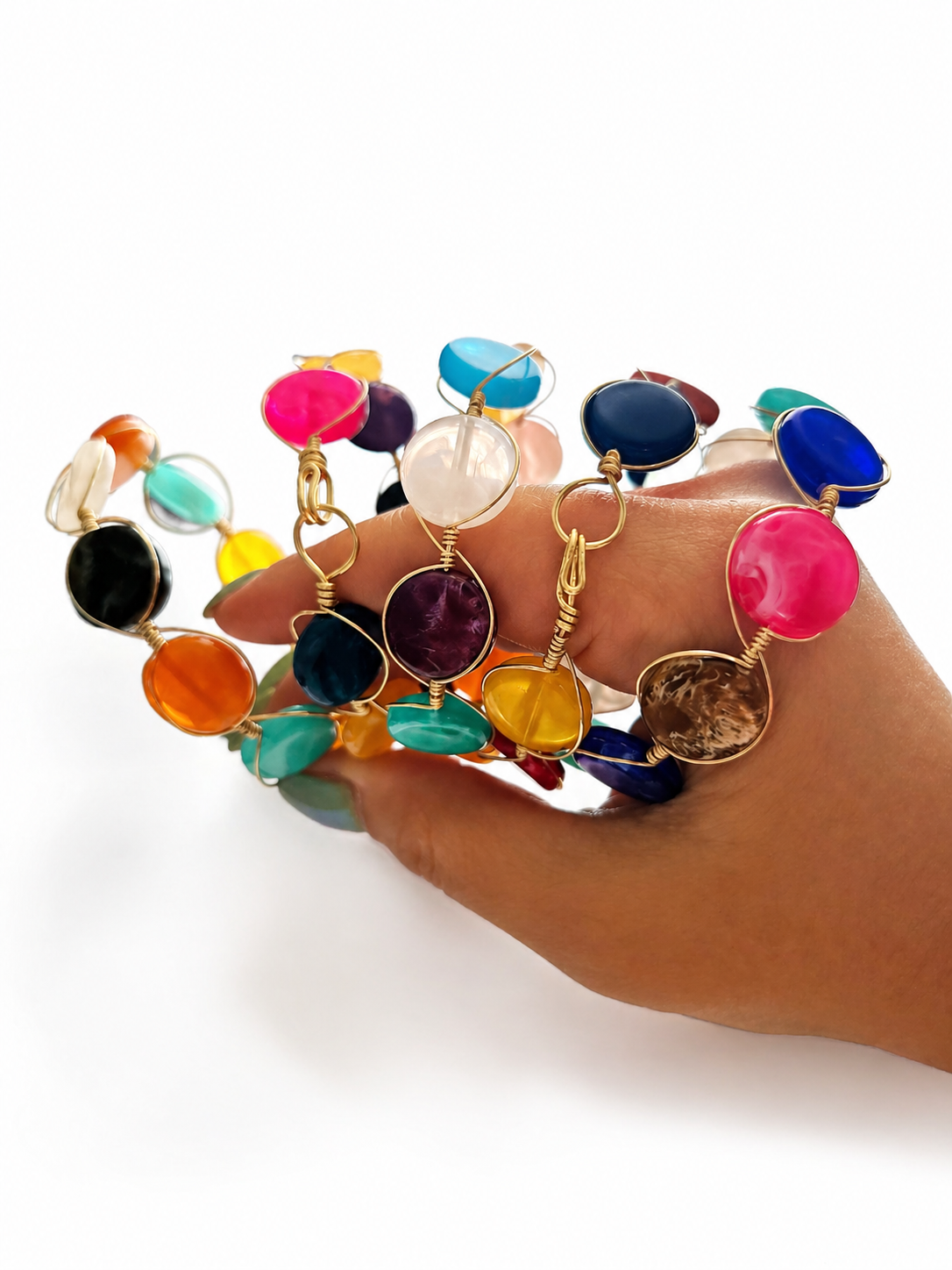 Pulsera artesanal de colores en alambre dorado para verano