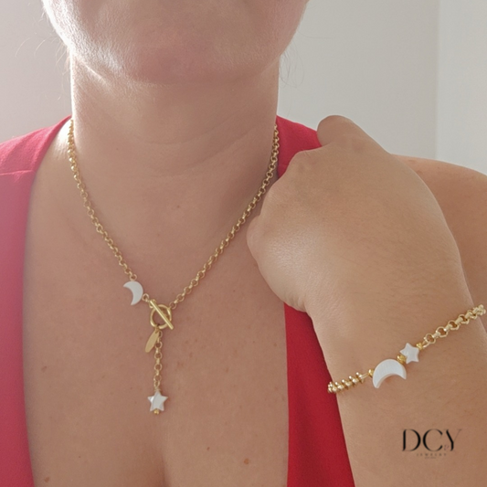 Set artesanal hecho a mano con detalles de luna y estrella en madre perla sobre base de aluminio dorado. Collar delicado, simbólico y edición limitada. DC&Y Jewelry.