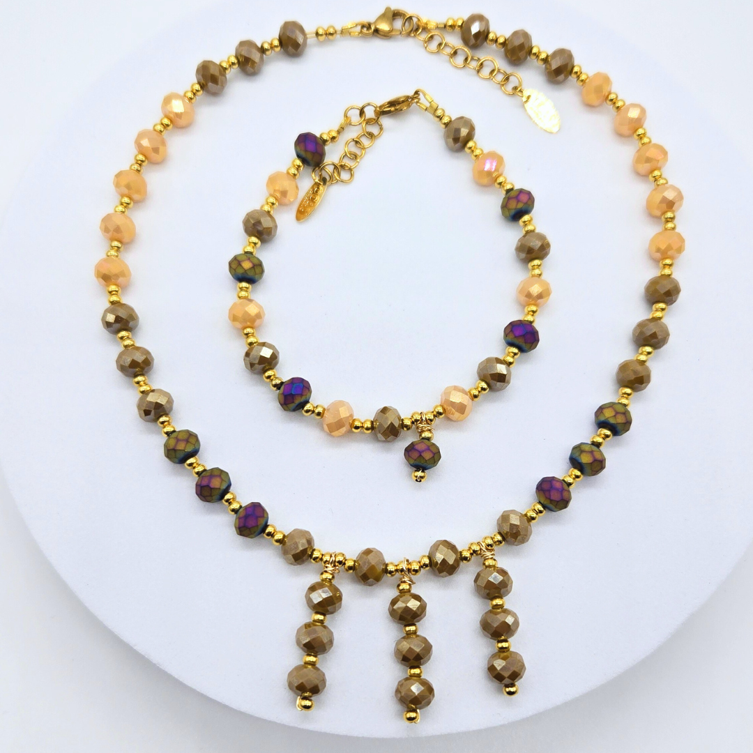 Set artesanal inspirado en la elegancia clásica con un toque moderno. Hecho a mano en Puerto Rico con cristales checos en tonos café y crema, que aportan calidez, sofisticación y versatilidad a tu estilo.
Incluye collar y pulsera con acabados dorados en acero inoxidable, resistentes al uso diario y con un diseño que no pasa desapercibido.

Ideal para mujeres que aman las piezas con presencia sutil, que elevan el look sin necesidad de exagerar. Perfecto para ocasiones especiales o para darle intención a tu d