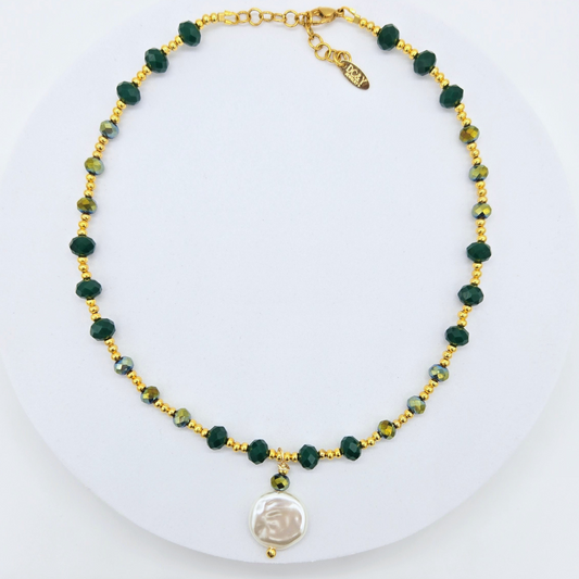 Cadena hecha a mano con cristales checos en tono verde esmeralda y un delicado colgante de imitación de perla.
Su diseño combina elegancia y frescura, perfecto para ocasiones especiales o para elevar tu look diario.
Con acabados en acero inoxidable dorado, es una pieza duradera, liviana y cómoda.
✨ Disponible solo en DC&Y Jewelry | Colección Handcrafted-Artesanal
