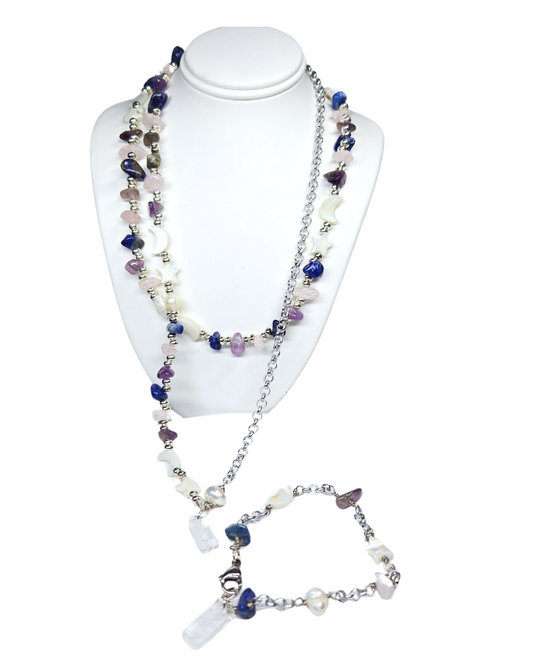 Pieza hecha a mano con diseño exclusivo, elaborada con cuarzo lapislázuli, cuarzo rosa y amatista. Incluye perla de agua dulce y detalles de estrella y luna tallados en Madre Perla.
Cada elemento fue cuidadosamente seleccionado para crear una joya significativa, con intención y elegancia natural. Parte de nuestra colección Handcrafted-Artesanal.