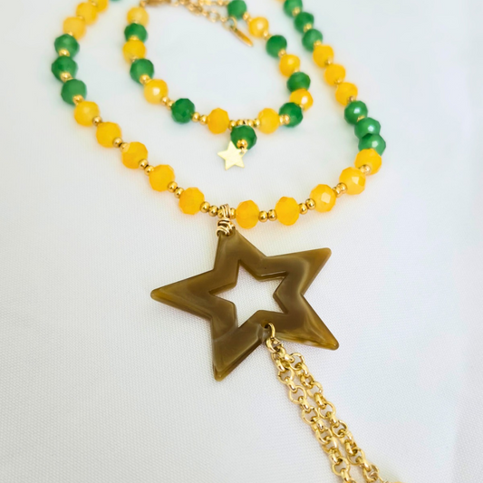 Set artesanal hecho a mano con cristales checos verde neón y amarillo, estrella acrílica marmoleada y detalles en acero inoxidable. Collar vibrante y moderno.