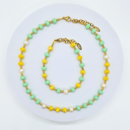 Set artesanal con cristales checos verde menta, perlas de agua dulce y detalles dorados. Collar y pulsera hechos a mano en Puerto Rico. Edición limitada.
