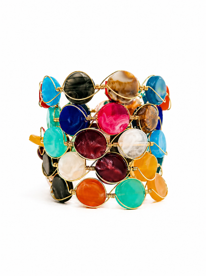 Pulsera artesanal de colores en alambre dorado para verano.