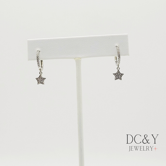 Pantallas de aro en plata 925 con estrella decorada en zirconia cúbica. Livianas, elegantes y libres de níquel. Perfectas para uso diario. DC&Y Jewelry.